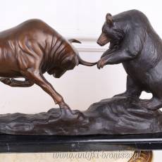 NIEDŹWIEDŹ WALCZĄCY Z BYKIEM Figura z Brązu 32 CM