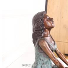 FIGURA Z BRĄZU SIEDZĄCA KOBIETA ZAMYŚLONA -MARZYCIELKA