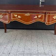 Eleganckie biurko retro z intarsjami i mosiężnymi okuciami