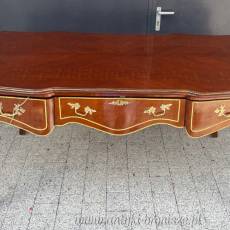 Eleganckie biurko retro z intarsjami i mosiężnymi okuciami