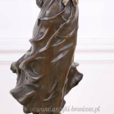 GRAJĄCA KOBIETA NA TRĄBCE figura z brązu