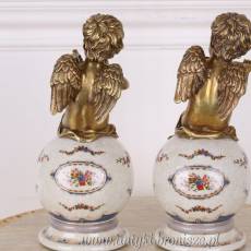 ZESTAW FIGUREK ANIOŁKÓW Z BRĄZU NA PORCELANOWYCH KULACH