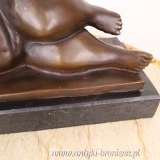 Leżąca NAGA kobieta - figura z brązu AKT