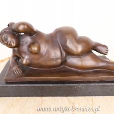 Leżąca NAGA kobieta - figura z brązu AKT