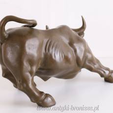 FIGURA Z BRĄZU - BYK Z GŁOWĄ DO DOŁU