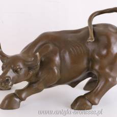 FIGURA Z BRĄZU - BYK Z GŁOWĄ DO DOŁU