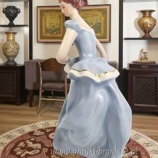 Dama z chusteczką w błękitnej sukni nr.212 Royal Dux Czechy lata 70te
