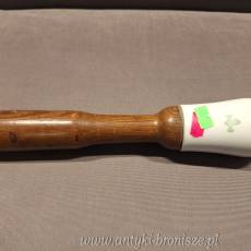 Stary tluczek do mozdzierza - porcelana sygn. z drewnianym trzonkiem - poz. 4835