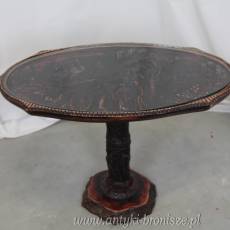 Chiński stolik z płaskorzeźbą