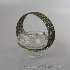 Szklany koszyk z metalowym uchwytem