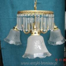 OKAZJA-WYPRZEDAZ !!! - Lampa z mosiadzu zloconego, 3 szklane abazury, 6 punktow swietlnych,okolona wisiorkami z krysztalu. H:60cm + lancuch - poz. 4026