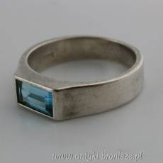 Pierścionek z niebieskim kamieniem srebro 925