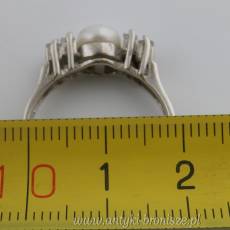 Pierścionek z perłą i szkiełkami srebro 925
