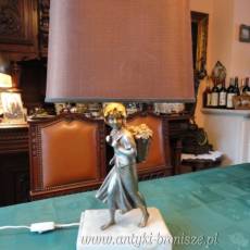 Lampa - Figurka"Dziewczyna z koszem winogron" -braz artystyczny, podtrzymujaca brazowy abazur, na marmurowej podstawie - poz. 5222