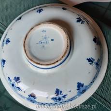 Talerz / misa Delft w niebieskie kwiaty, z wglebieniem centralnym, sygn. "Delft - S - 835" - poz. 6712