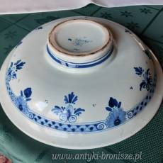 Talerz / misa Delft w niebieskie kwiaty, z wglebieniem centralnym, sygn. "Delft - S - 835" - poz. 6712