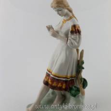 Figura porcelanowa dziewczyna Krasawica z rumiankiem "Любит - не любит" Rosja Połonne lata 70 XXw PROMOCJA