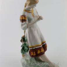 Figura porcelanowa dziewczyna Krasawica z rumiankiem "Любит - не любит" Rosja Połonne lata 70 XXw PROMOCJA