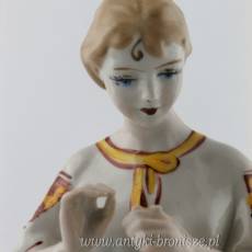 Figura porcelanowa dziewczyna Krasawica z rumiankiem "Любит - не любит" Rosja Połonne lata 70 XXw PROMOCJA