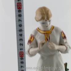 Figura porcelanowa dziewczyna Krasawica z rumiankiem "Любит - не любит" Rosja Połonne lata 70 XXw PROMOCJA