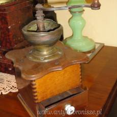 Mlynek do kawy, drewniany z porcelanowym uchwytem na szufladce - poz. 3031