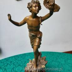 Figura z brazu arttystycznego (zamak) "Polowanie" -mysliwy ze zdobyczna kaczka na drewnianym cokole H:40 cm - poz. 4204