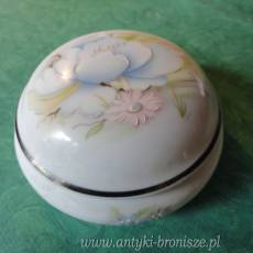 Bomboniera z cienkiej porcelany Limoges, recznie malowana - sygn. Limoges France - poz. 5880