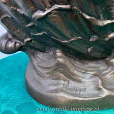 Puchar dekoracyjny z brazu artystycznego w postaci bogini z trojzebem, siedzacej na muszli ciagnionej przez delfiny. Odlew wspolczesny wg Huppe. H: 30 cm - poz. 6790