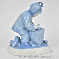 Dziecko z koszem art deco błękit Zsolnay porcelana węgierska lata 30te