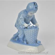 Dziecko z koszem art deco błękit Zsolnay porcelana węgierska lata 30te