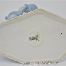 Dziecko z koszem art deco błękit Zsolnay porcelana węgierska lata 30te