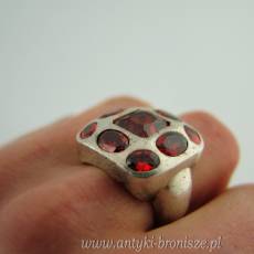 Pierścionek z czerwonymi kamieniami srebro 925