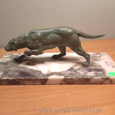 Pies z brazu artystycznego z zielona patyna (sygn. Nieczytelna) na podstawie z marmuru- H: 11cm  L:25cm - poz. 2439