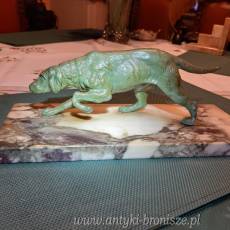 Pies z brazu artystycznego z zielona patyna (sygn. Nieczytelna) na podstawie z marmuru- H: 11cm  L:25cm - poz. 2439