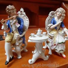 Porcelana niemiecka: Para, 2 figurki + stolik, przedstawiajace "Zauroczenie gra na flecie" : Mezczyzna gra na fujarce, Kobieta slucha koncertu - poz. 2616