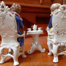 Porcelana niemiecka: Para, 2 figurki + stolik, przedstawiajace "Zauroczenie gra na flecie" : Mezczyzna gra na fujarce, Kobieta slucha koncertu - poz. 2616