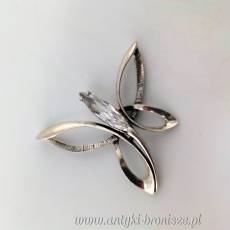 Zawieszka w kształcie stylizowanego motyla z wrzecionowatą cyrkonią srebro 925.