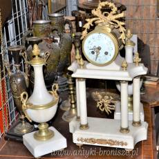 Empirowy Francuski zegar kominkowy z wazami biały marmur koniec XIXw