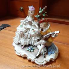 OKAZJA-WYPRZEDAZ !!! Figurka porcelaowa "Siedzaca para z mandolina", sygnatura "szpady pod korona" - H: 11cm - poz. 753