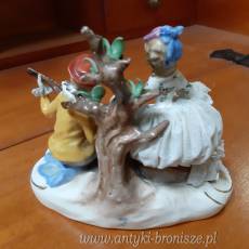 OKAZJA-WYPRZEDAZ !!! Figurka porcelaowa "Siedzaca para z mandolina", sygnatura "szpady pod korona" - H: 11cm - poz. 753