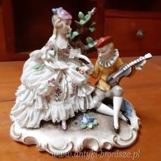 OKAZJA-WYPRZEDAZ !!! Figurka porcelaowa "Siedzaca para z mandolina", sygnatura "szpady pod korona" - H: 11cm - poz. 753