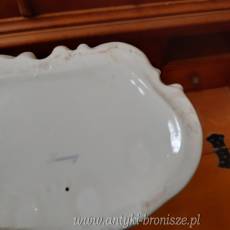 OKAZJA-WYPRZEDAZ !!! Figurka porcelaowa "Siedzaca para z mandolina", sygnatura "szpady pod korona" - H: 11cm - poz. 753