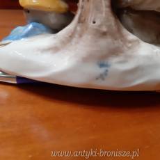 OKAZJA-WYPRZEDAZ !!! Figurka porcelaowa "Siedzaca para z mandolina", sygnatura "szpady pod korona" - H: 11cm - poz. 753