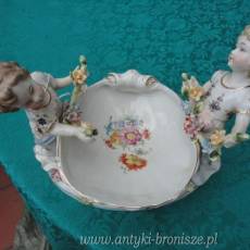Puchar z porcelany (polichromia) w formie muszli podtrzymywanej przez 2 dziewczynki. (apocryphe). H 18 x 22cm - poz. 5142
