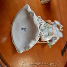 2 figurki (para) : "Mezczyzna z konewka i lopata w kapeluszu" / "Kobieta z koszem kwiatow" - porcelana niemiecka Dresden - poz.2286