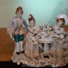 Okazja-Wyprzedaz ! Grupa z porcelany "Dwie damy i kawaler ze stolikiem" - H: 12,5cm, L: 14,5cm  poz. 1775