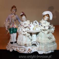 Okazja-Wyprzedaz ! Grupa z porcelany "Dwie damy i kawaler ze stolikiem" - H: 12,5cm, L: 14,5cm  poz. 1775