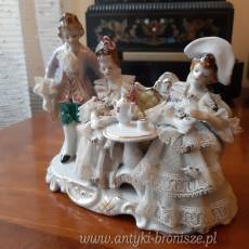 Okazja-Wyprzedaz ! Grupa z porcelany "Dwie damy i kawaler ze stolikiem" - H: 12,5cm, L: 14,5cm  poz. 1775