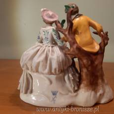 Figurka "Sielanka-Para pod drzewem " Kawaler w zoltym kubraku - porcelana misnienska, sygn. "Korona i szpady" podpisana "Allemagne" - poz. 854