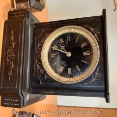 OKAZJA-PRZECENA !! Zestaw kominkowy : zegar bijacy, czarny marmur + 2 zlocone kandelabry, z wykonczeniami z brazu zloconego  - poz. 2508